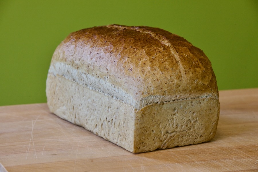 Groot lang bruin brood (€3,30)