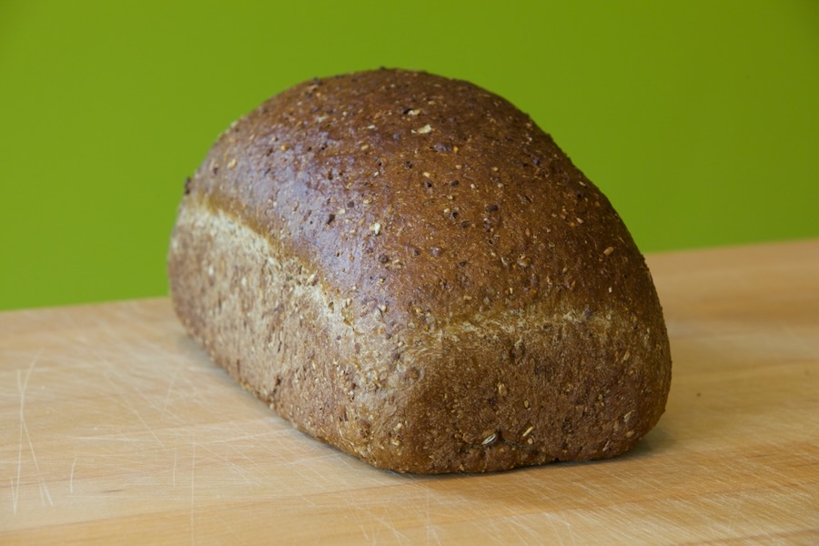 Groot lang donker 6-granenbrood (€4,40)