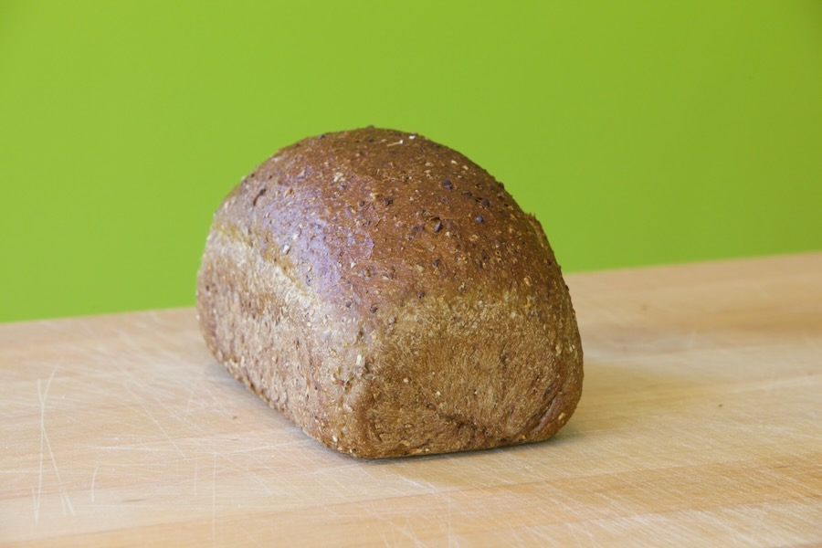 Klein lang donker 6-granenbrood (€2,80)